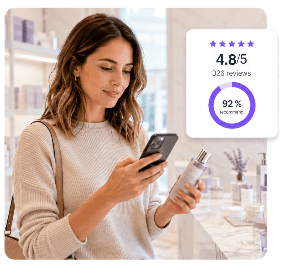 Cliente consultant les avis d’un produit